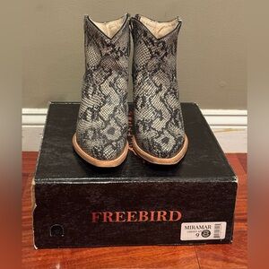 Freebird Miramar Green Snake ankle boots size 9 EUC